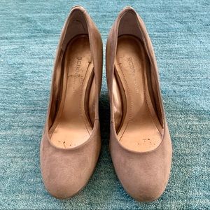 BCBG BCBGeneration Women’s Suede Wedge Pumps Shoes size 7 37B